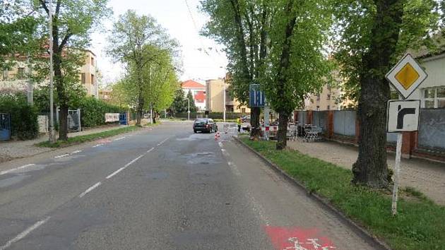 Holčička vypadla z auta v zatáčce, kde na Buzuluckou ulici navazuje Pouchovská poblíž hradeckého dopravního podniku.