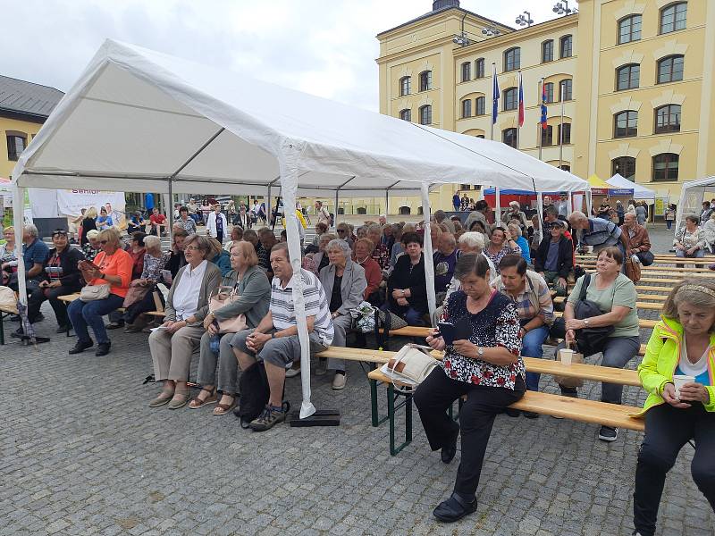 Svátek seniorů si ve středu na Pivovarském náměstí nenechaly ujít stovky návštěvníků.