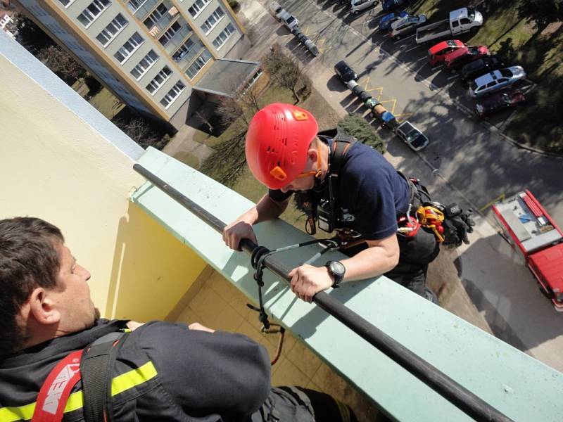 Pro zraněnou ženu se hradečtí hasiči spustili ze třiceti metrů