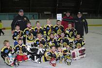 Vítězný tým. Mladí hokejisté Bydžova v Poděbradech ani jednou neokusili hořkost porážky.