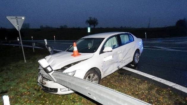 Dopravní nehoda dvou osobních automobilů u sjezdu z dálnice D11 v katastru obce Olešnice.