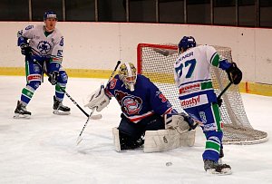 Hokejisté Hronova se na úvodní duel play off v hale Letňan naladili skvěle. Doma nastříleli Děčínu deset branek.