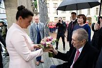 Maďarská prezidentka Katalin Nováková dostává květinu, kterou připravily hradecké studentky, od prezidenta Miloše Zemana.