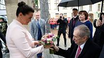 Maďarská prezidentka Katalin Nováková dostává květinu, kterou připravily hradecké studentky, od prezidenta Miloše Zemana.