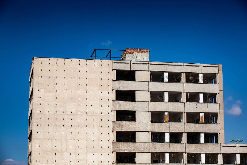 Bourání domu u kongresového centra Aldis v Hradci Králové, kde má vzniknou luxusní hotel.