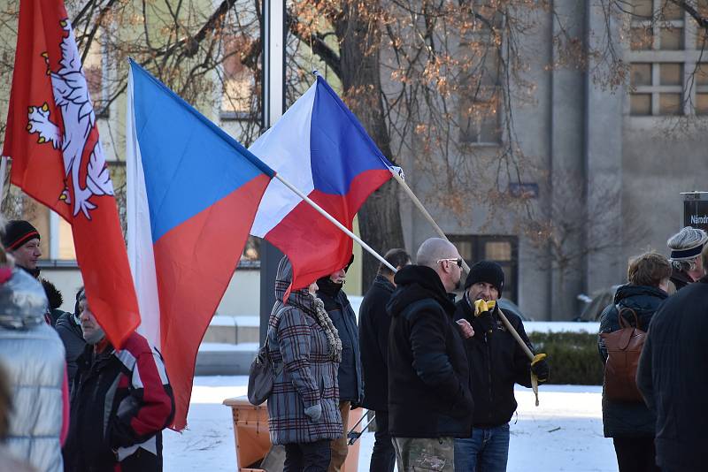 Volání po svobodě se v sobotu odpoledne neslo Hradcem Králové, kde se konala demonstrace odpůrců protiepidemických opatření. Na náměstí 28. října se jich odhadem sešlo více než šest stovek.