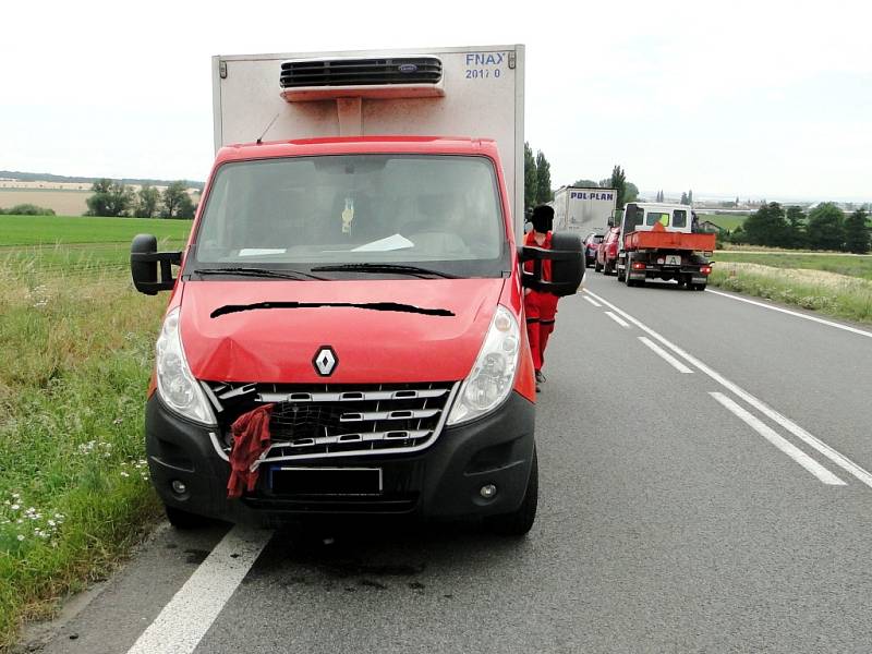 Dopravní nehoda tří nákladních automobilů u Lochenic.
