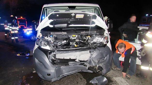 Dopravní nehoda dodávky a osobního automobilu u Třebechovic pod Orebem.