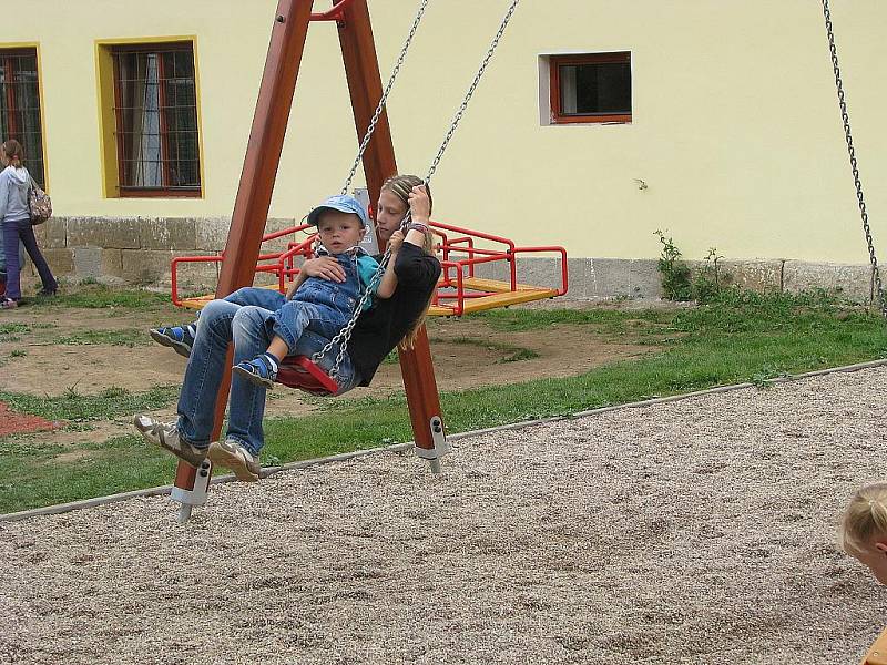 Slavnostní otevření nového všesportovního a dětského hřiště v Sověticích na Hradecku.