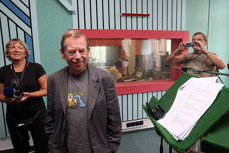 Studiovému natáčení své hry Spiklenci přihlížel ve středu 26. srpna v Českém rozhlase HK bývalý český prezident a dramatik Václav Havel. 