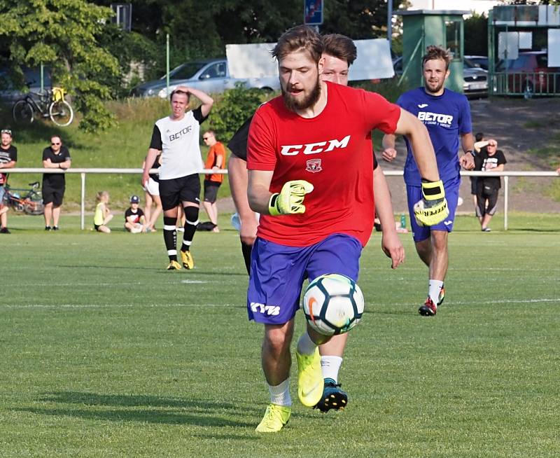 Charitativní exhibiční utkání ve fotbale: FC Nový Hradec Králové - Mountfield HK.