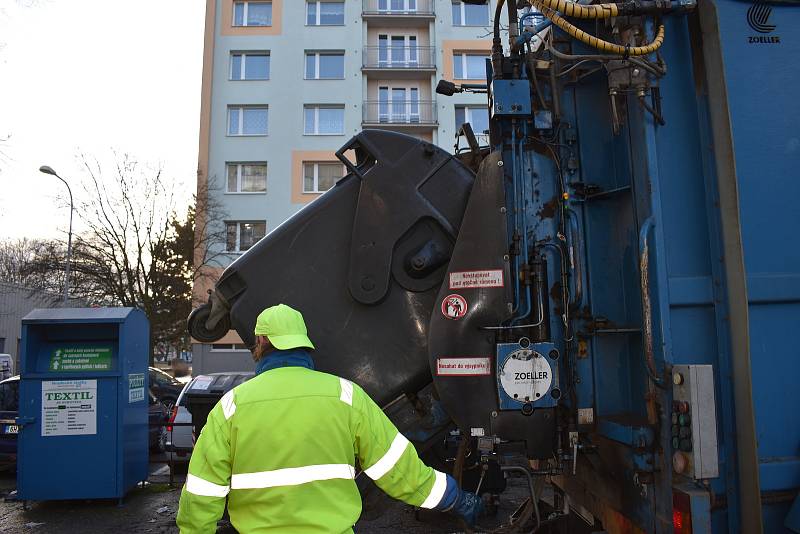 Hromady balících papírů, krabic a plastů - i to jsou české Vánoce.