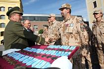Příslušníci 4. kontingentu polní nemocnice a chemické jednotky Armády ČR působili v Kábulu v rámci mezinárodních sil ISAF od března do srpna. Obdrželi medaile za službu v zahraničí. 