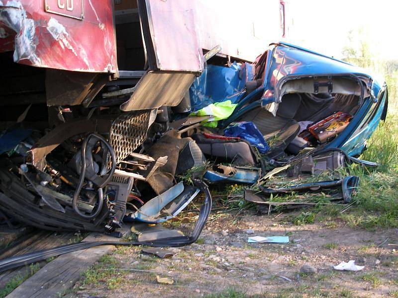 K hrůzostrašnému střetu osobního vlaku s autem došlo v úterý ráno na trati mezi Zachrašťany a Lukovou na Hradecku.