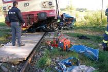 K hrůzostrašnému střetu osobního vlaku s autem došlo v úterý ráno na trati mezi Zachrašťany a Lukovou na Hradecku.