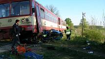 K hrůzostrašnému střetu osobního vlaku s autem došlo v úterý ráno na trati mezi Zachrašťany a Lukovou na Hradecku.