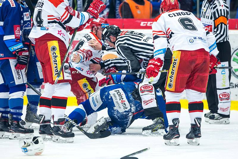 Čtvrtfinále play off hokejové extraligy: Mountfield HK - HC Kometa Brno.