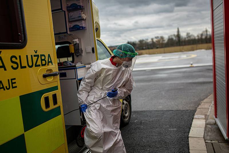 Zdravotnická záchranná služba v Královéhradeckém kraji jezdí k mnoha případům ve spojení s onemocněním Covid-19. Po každém výjezdu musí posádka provést důkladnou dekontaminaci sebe i sanitního vozu.