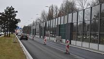 Výpadovka z Hradce Králové na Pardubice se opět uvolní. Protihlukové stěny jsou hotové.