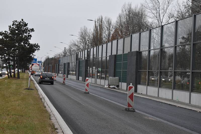 Výpadovka z Hradce Králové na Pardubice se opět uvolní. Protihlukové stěny jsou hotové.