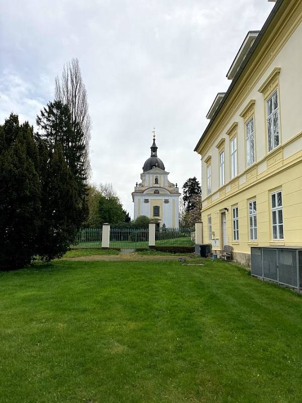 Zámek Dobřenice.