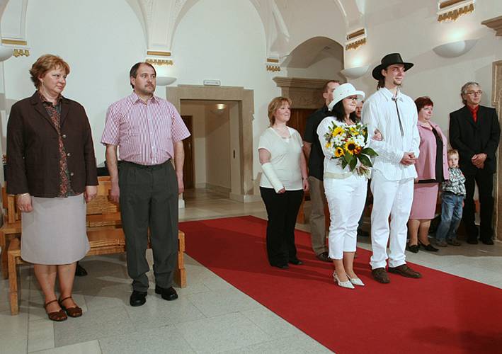 Snoubenci Tomáš Janoušek a  Pavlína Kouřímová byli oddáni v pátek 11. dubna ve čtrnáct hodin v obřadní síni v Hradci Králové.