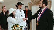 Snoubenci Tomáš Janoušek a  Pavlína Kouřímová byli oddáni v pátek 11. dubna ve čtrnáct hodin v obřadní síni v Hradci Králové.