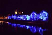 Královéhradecká malá vodní elektrárna Hučák s modrým nasvícením na podporu Světového dne autismu.