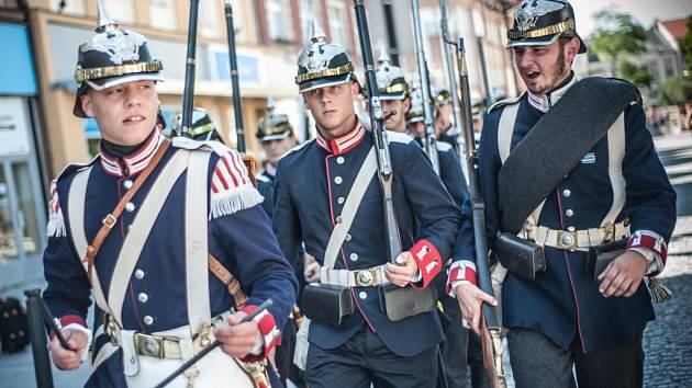 Pěchota s jezdectvem v dobových uniformách ve čtvrtek lákala na Masarykově náměstí na sobotní tradiční rekonstrukci bitvy na Chlumu.