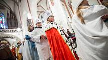 Biskupské požehnání tříkrálovým koledníkům v katedrále sv. Ducha v Hradci Králové.