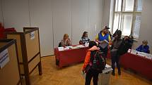 Desítky lidí čekaly na začátek komunálních voleb na chodbě hradeckého  gymnázia J.K. Tyla.