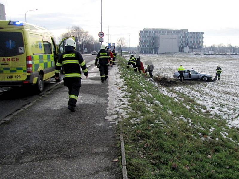 Havárie osobního automobilu ve Zborovské ulici v Hradci Králové.