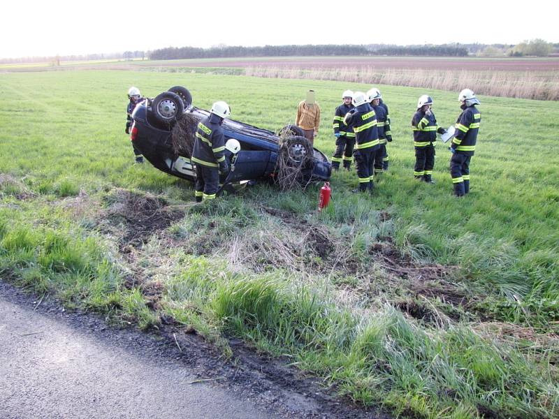 Havárie automobilu Škoda Felicia mezi obcemi Číbuz a Skalice.