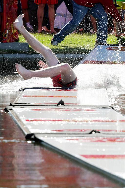 Příznivci vodních radovánek, adrenalinu a piva měli svátek: náplavka u Tyršova mostu ožila Dnem Labe ve dnech 17. - 19. června 2010.