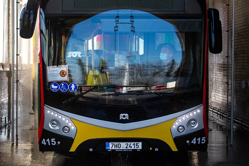 Čištění autobusu v Dopravním podniku Hradec Králové