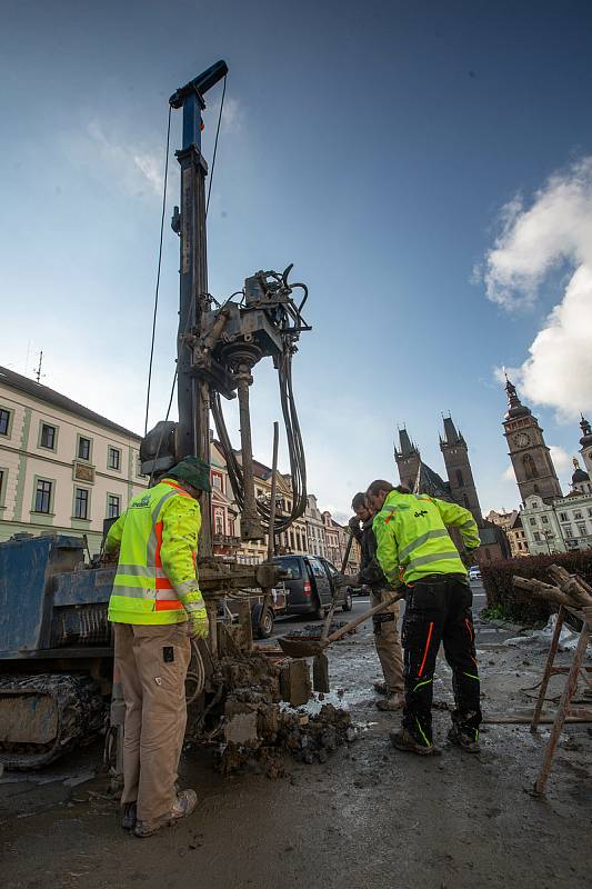 Průzkumné vrty na Velkém náměstí v Hradci Králové