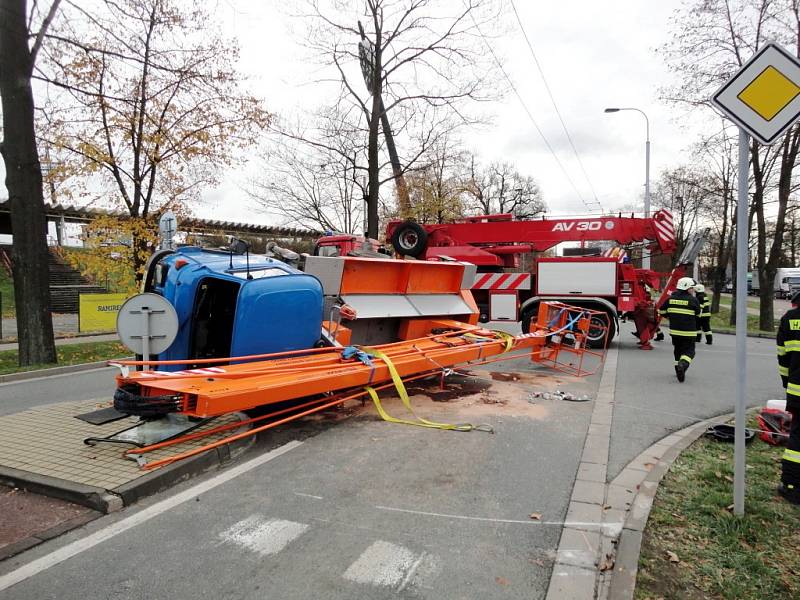 Převrácení vozidla s vysokozdvižnou plošinou v Malšovické ulici v Hradci Králové.