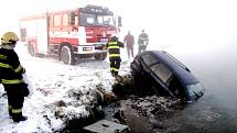 Havárie osobního vozidla do vodní nádrže v ulici Petra Jilemnického v Hradci Králové.