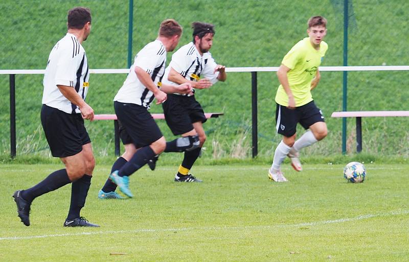 Okresní přebor: Vysoká nad Labem B (v pruhovaném) - Chlumec nad Cidlinou C 1:5.