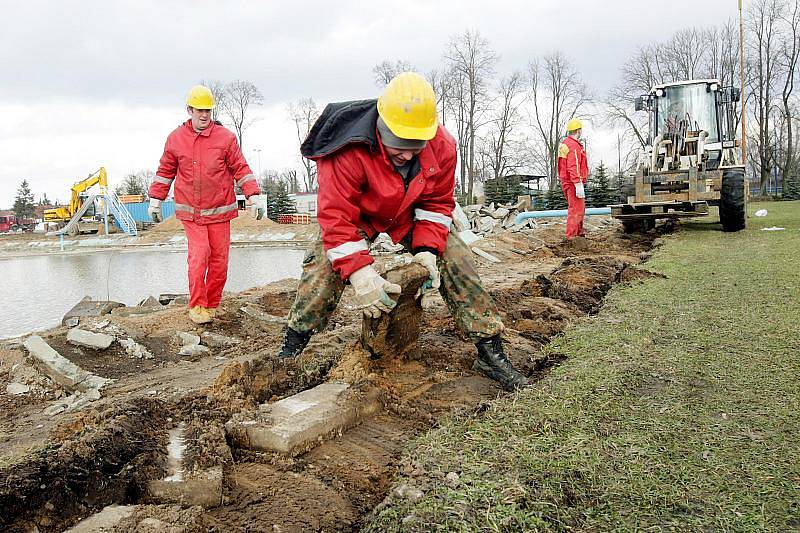 Rekonstrukce koupaliště v Chlumci nad Cidlinou pokračovala 3. března 2010.