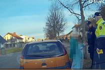 Sedmasedmdesátiletá žena v Hradci Králové své vozidlo zastavila v zákazu přímo před očima strážníků.