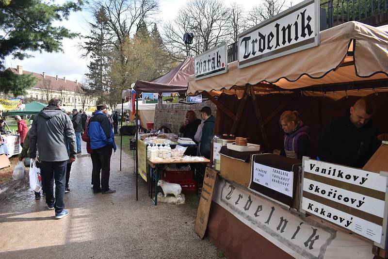 Tisíce lidí si v hradeckých Žižkových sadech a sousedním Adalbertinu užily v sobotu Velikonoční jarmark.