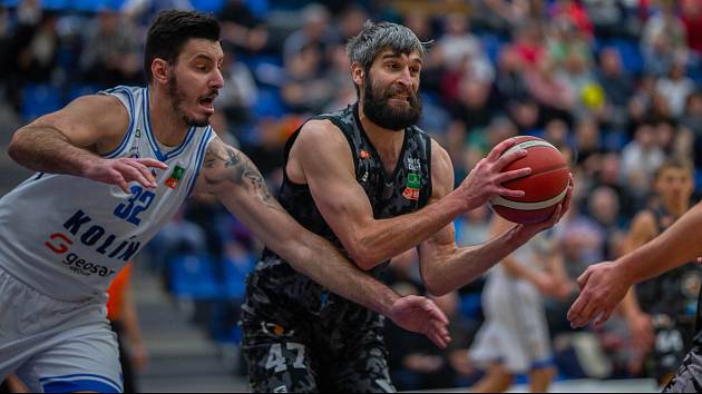 Hradečtí basketbalisté (v tmavém) během zápasu 19. kola Kooperativa NBL v Kolíně.