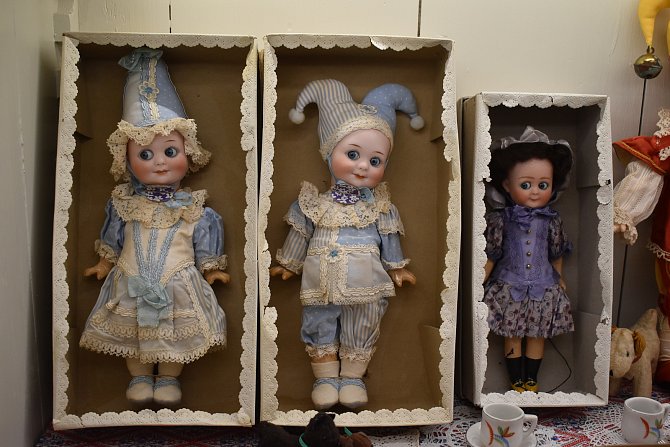 Manželé Stuchlíkovi vystavují v Novém Bydžově hračky od panenek, přes autíčka, mašinky až medvídkům. Vše z let 1850 až 1980.