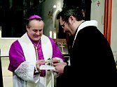 Vedle biskupa Jana Vokála je na loňské ekumenické bohoslužbě Martin Chadima z Československé církve husitské.