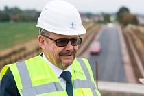 Ministr dopravy Dan Ťok při návštěvě stavby dálnice D11 u Hradce Králové.