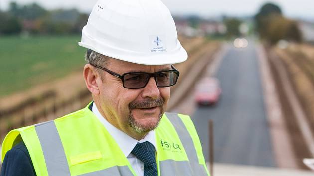 Ministr dopravy Dan Ťok při návštěvě stavby dálnice D11 u Hradce Králové.