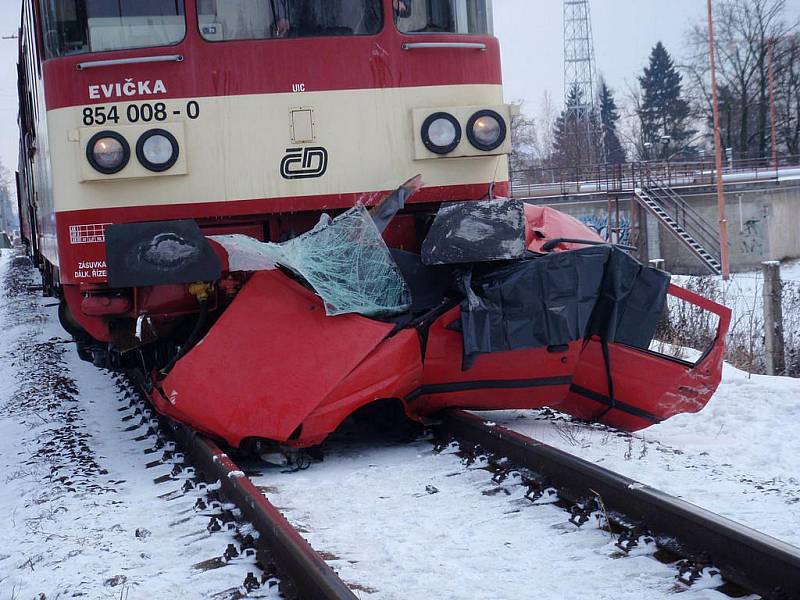 Srážka zrychleného vlaku a osobního automobilu v Třebechovicích stála řidiče život, 14. prosince 2010.