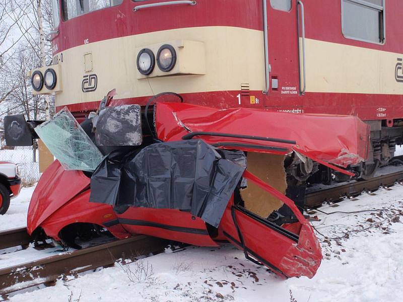 Srážka zrychleného vlaku a osobního automobilu v Třebechovicích stála řidiče život, 14. prosince 2010.