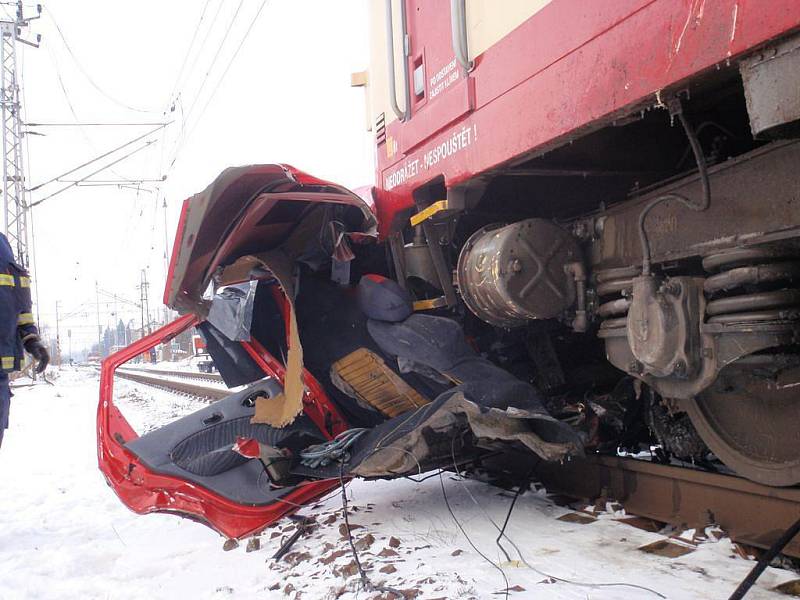 Srážka zrychleného vlaku a osobního automobilu v Třebechovicích stála řidiče život, 14. prosince 2010.